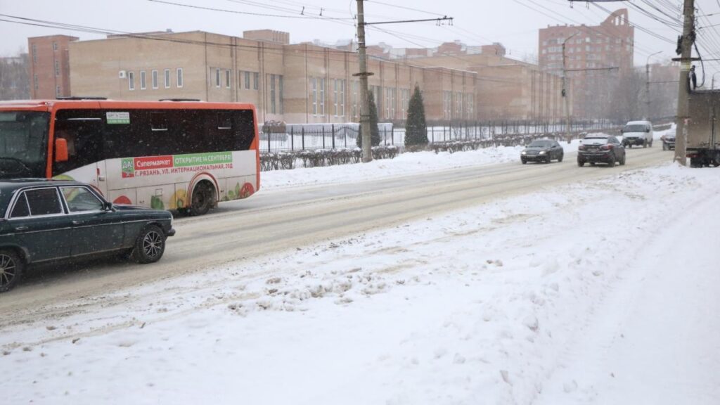 Виталий Артёмов проверил качество уборки снега в Рязани Виталий Артёмов проверил качество уборки снега в Рязани Убирать город нужно круглосуточно: в будние дни и в выходные — поручил глава администрации.