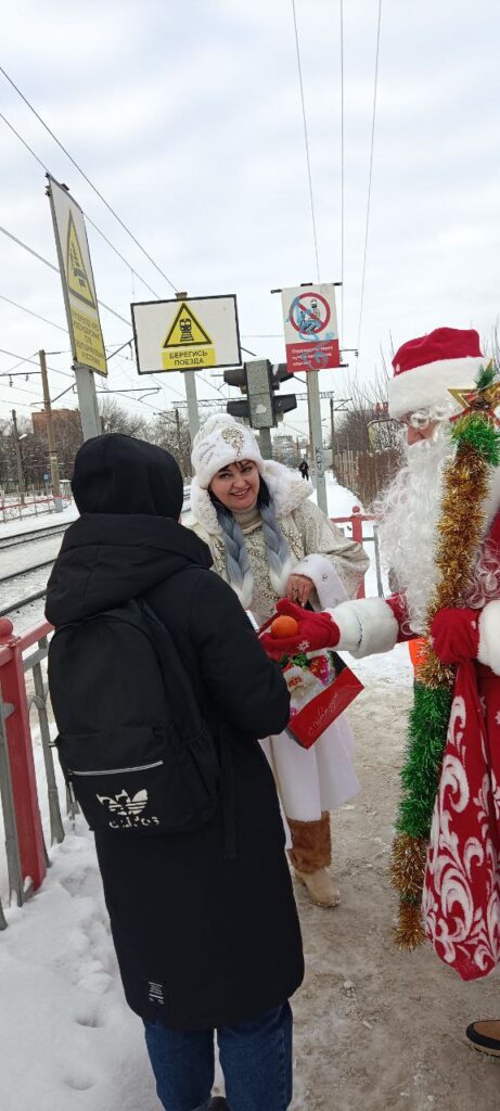 Дед Мороз и Снегурочка напомнили рязанцам о правилах безопасности на железной дороге Дед Мороз и Снегурочка напомнили рязанцам о правилах безопасности на железной дороге В преддверии новогодних и рождественских праздников железнодорожники провели профилактическое мероприятие на пешеходном переходе, расположенном в районе ул. Халтурина Рязани.