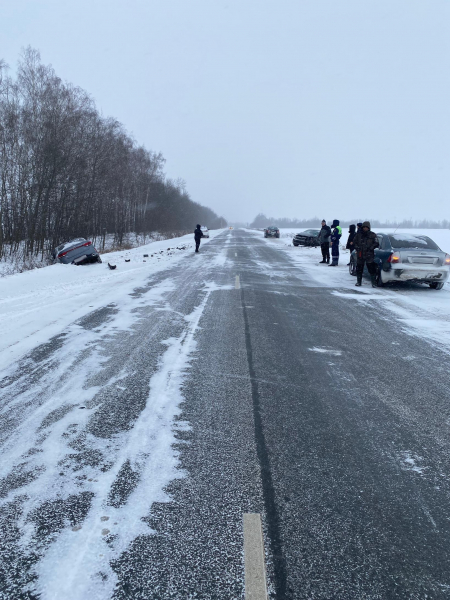 4 человека получили травмы в ДТП в Старожиловском районе 4 человека получили травмы в ДТП в Старожиловском районе 9 декабря в 13.30 на 55-м километре автодороги Рязань — Ряжск 28-летний рязанец за рулём «Киа Рио» совершил столкновение с автомобилем «Киа Рио» под управлением 26-летнего жителя области.