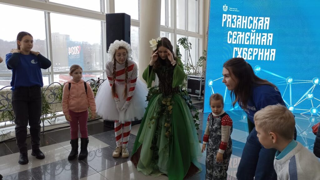 В Рязани прошло открытие Года семьи В Рязани прошло открытие Года семьи Мероприятие было на двух площадках: в фойе ледового дворца и на ледовой арене.