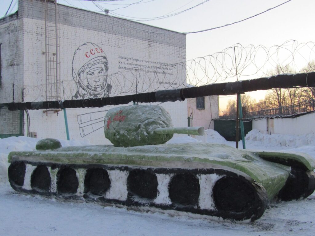 В исправительных учреждениях Рязанской области из снега слепили систему «С 300» и танк Т-34 В исправительных учреждениях Рязанской области из снега слепили систему «С 300» и танк Т-34 Традиционно большая часть работ была связана с патриотической тематикой.
