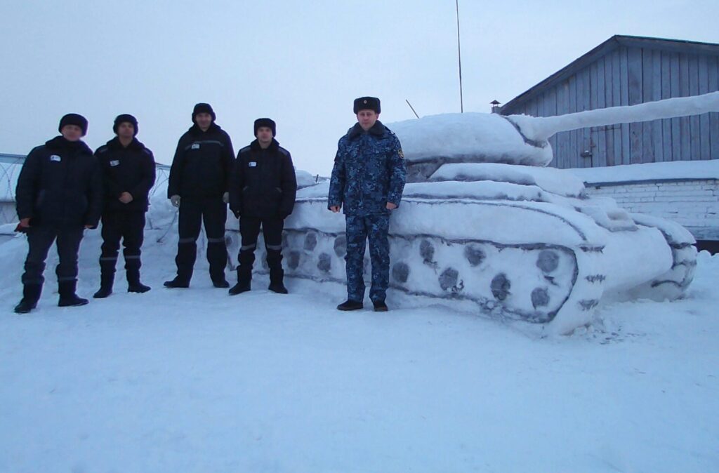 В исправительных учреждениях Рязанской области из снега слепили систему «С 300» и танк Т-34 В исправительных учреждениях Рязанской области из снега слепили систему «С 300» и танк Т-34 Традиционно большая часть работ была связана с патриотической тематикой.