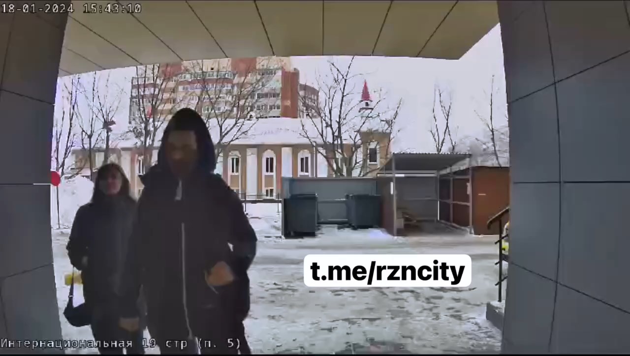 Неизвестный разбил дверь в рязанском ЖК