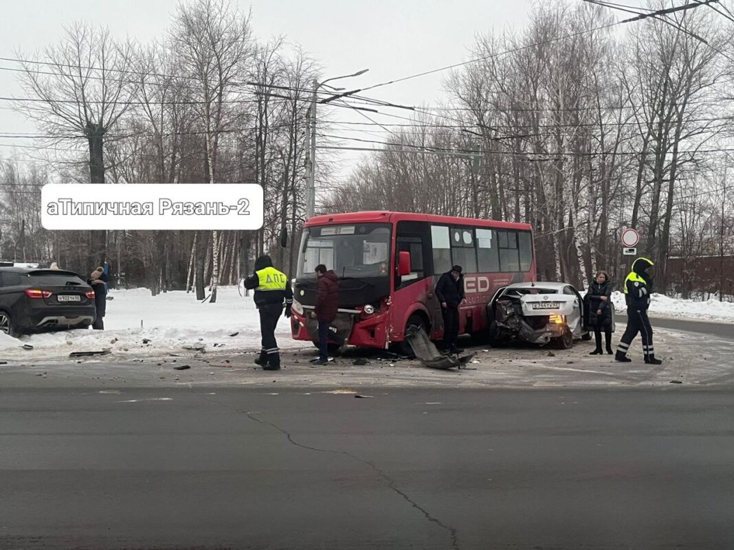 Двое детей пострадали в ДТП с маршруткой в Рязани