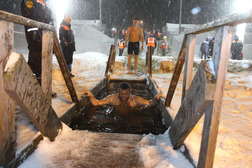 В Крещенских купаниях на Ореховом озере приняли участие более 1500 рязанцев