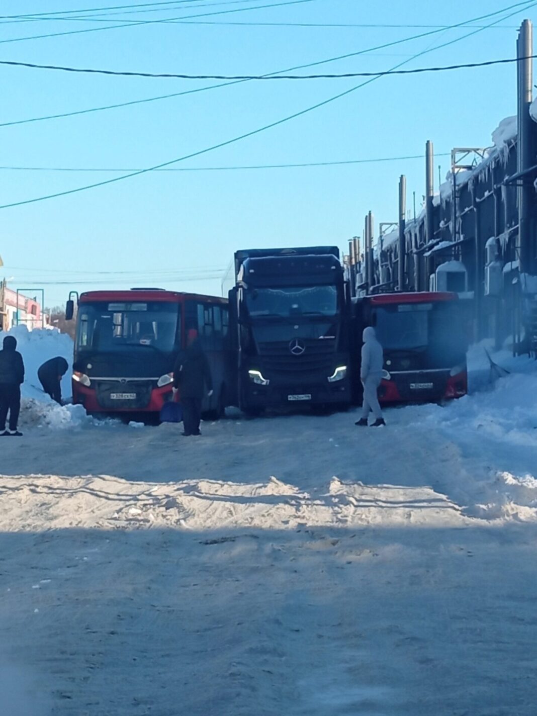 На окраине Рязани столкнулись фура и две маршрутки