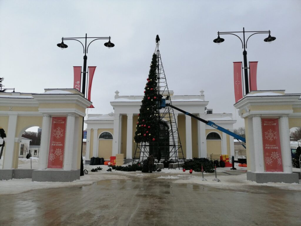 В Рязани разобрали главные новогодние елки Фото опубликовали горожане в соцсетях.