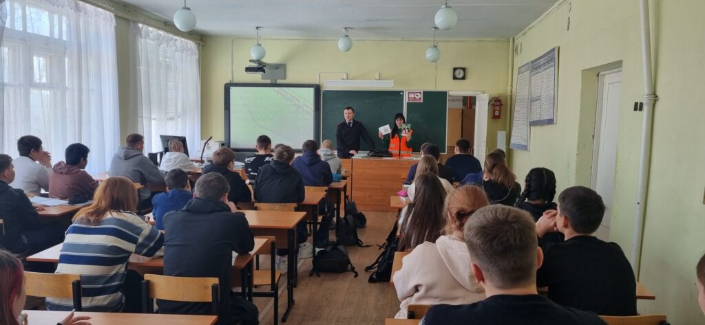 Железнодорожники провели рейд по профилактике ДТП в Рязанской области Железнодорожники провели рейд по профилактике ДТП в Рязанской области В ходе рейда работники магистрали и транспортные полицейские провели профилактические беседы с гражданами о необходимости переходить пути только в установленных местах, раздали им информационные буклеты.