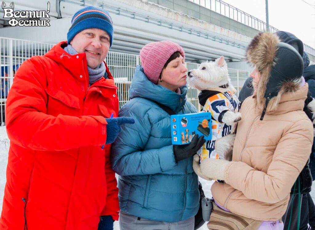 В Рязани прошел юбилейный собачий фестиваль «Вестик-Фестик» В Рязани прошел юбилейный собачий фестиваль «Вестик-Фестик» В конкурсе поцелуев чемпионка Жу целовала своего хозяина без остановки аж 9 секунд!