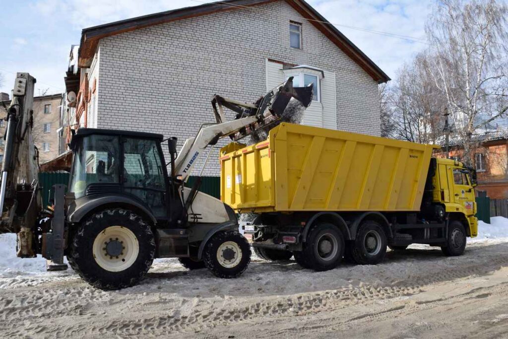 РНПК помогла убрать снег и наледь с дороги, ведущей к школе № 17 в Рязани