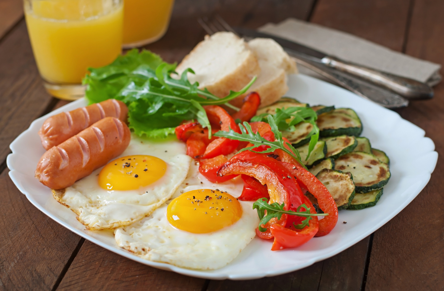 Глазунья. Fried Eggs and sausage.