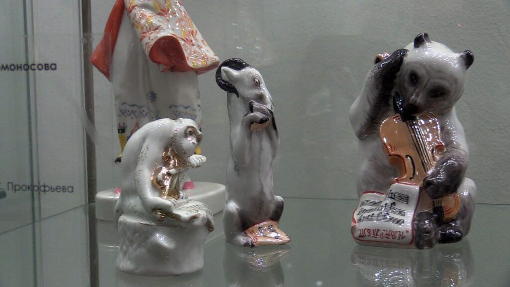 В день рождения Крылова в Художественном музее показали фарфоровый «Квартет»