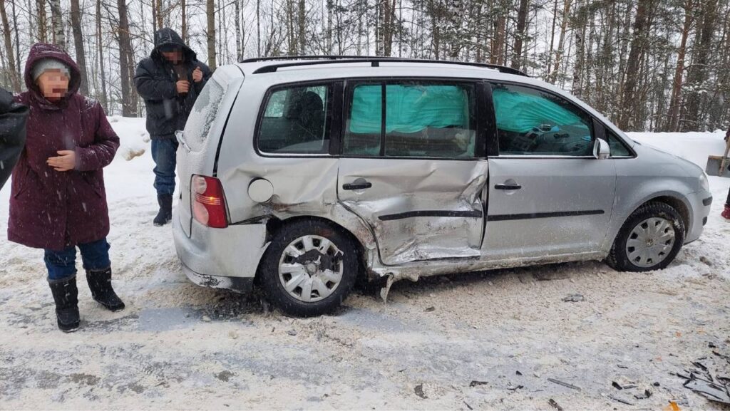 Пять человек пострадали при столкновении «семёрки» и Volkswagen в Клепиковском районе