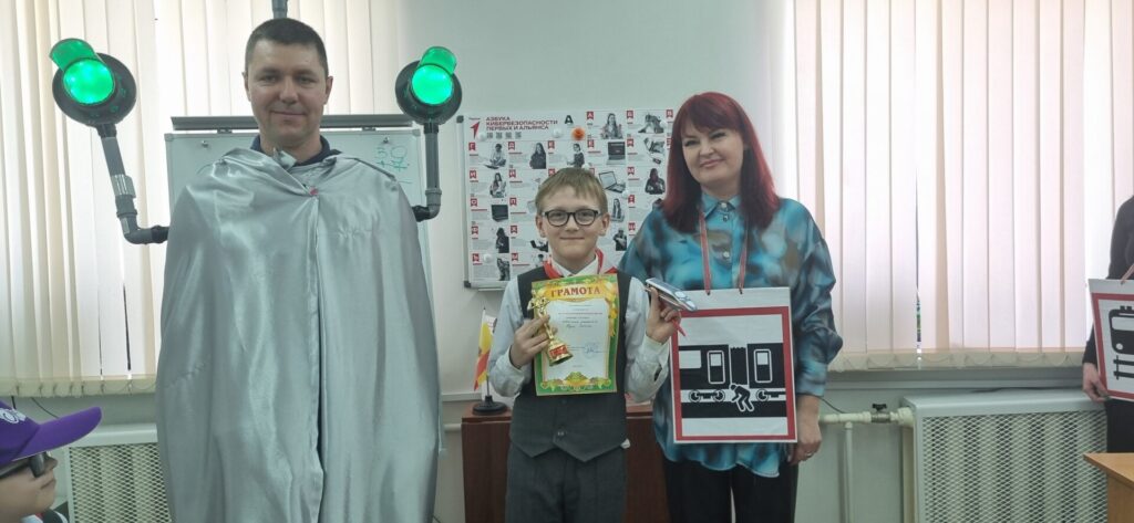 Рязанские железнодорожники провели урок безопасности для школьников младших классов Сотрудники МЖД в игровой форме рассказали детям о правилах безопасного поведения на объектах железнодорожной инфраструктуры.