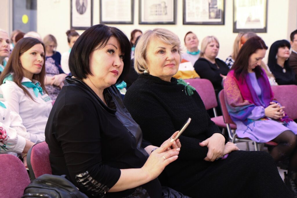 Рязанская библиотека имени С. А. Есенина представила свой фирменный стиль Рязанская библиотека имени С. А. Есенина представила свой фирменный стиль Разработала стиль молодой дизайнер Аксинья Петрова.