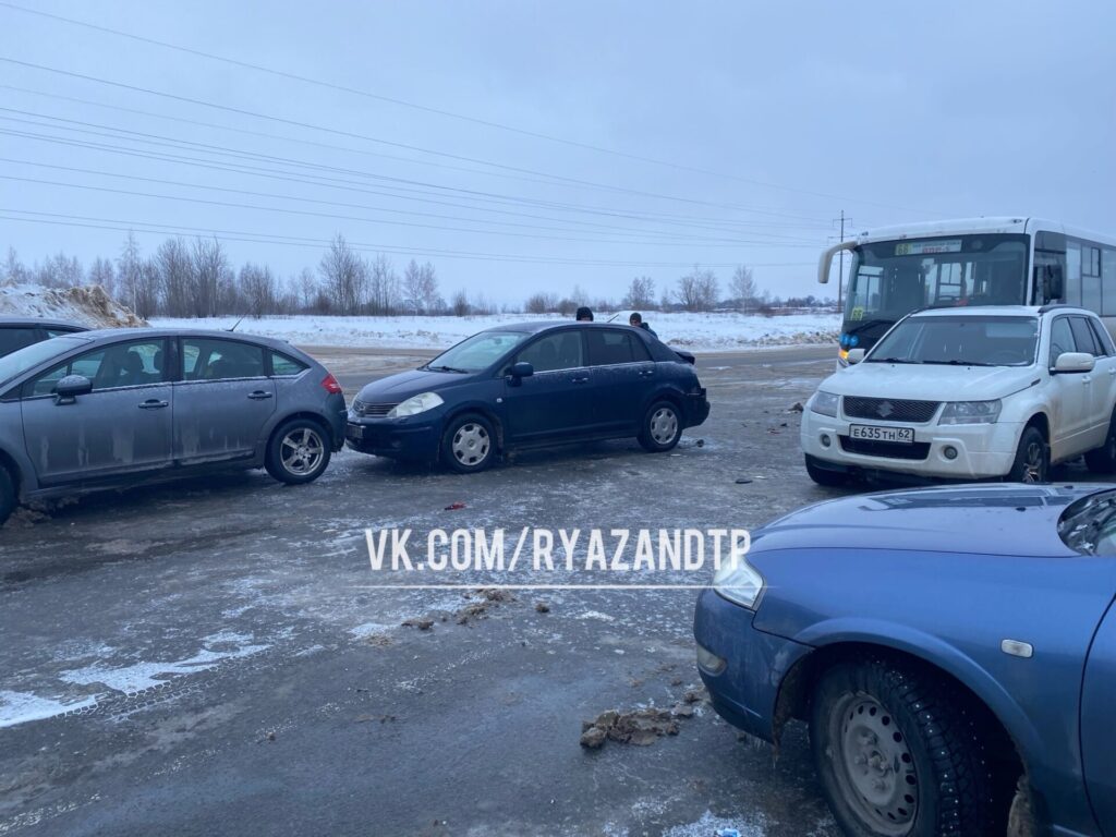 На парковке «Точинвеста» в Рязани маршрутка протаранила десяток автомобилей Судя по опубликованным снимкам, пострадали легковушки. Машины получили механические повреждения.