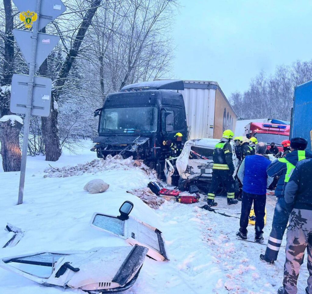 Массовое ДТП с пострадавшими произошло на Московском малом кольце Среди пострадавших в аварии двое детей.