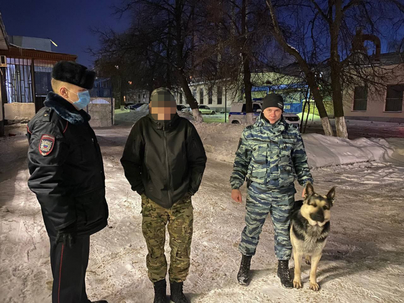 В Рязани задержали мужчину с наркотиками и женщину, укравшую куртку