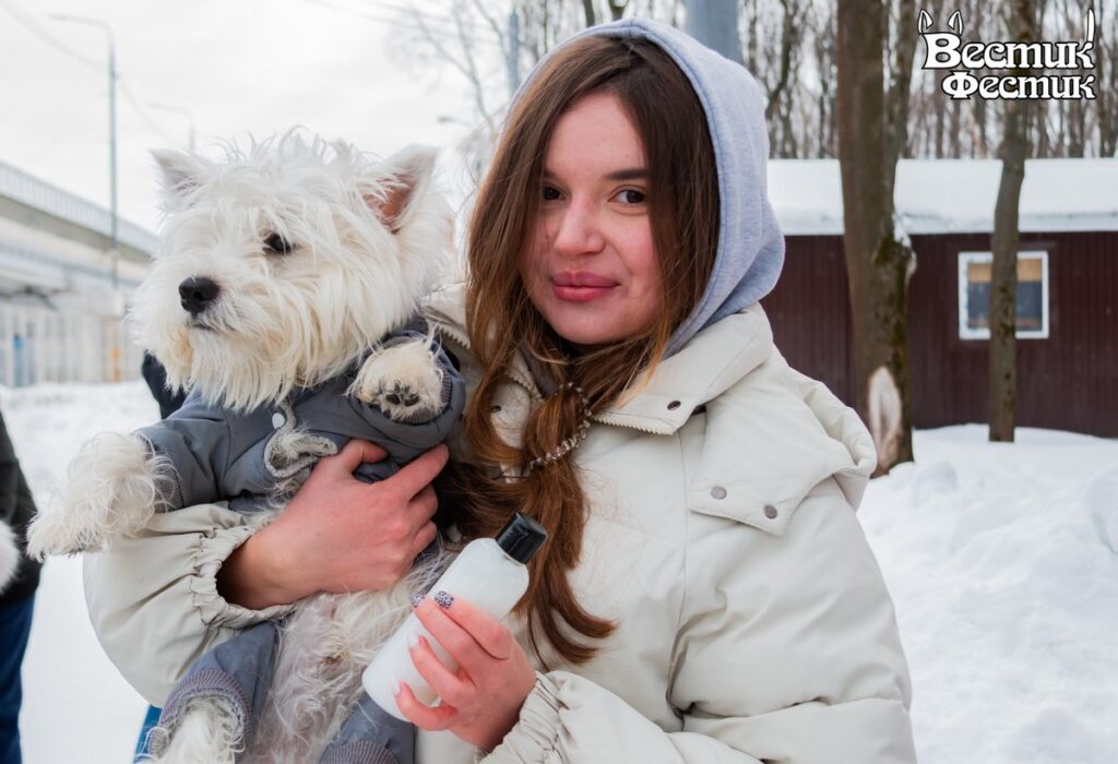 В Рязани прошел юбилейный собачий фестиваль «Вестик-Фестик» В Рязани прошел юбилейный собачий фестиваль «Вестик-Фестик» В конкурсе поцелуев чемпионка Жу целовала своего хозяина без остановки аж 9 секунд!
