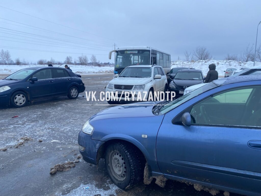 На парковке «Точинвеста» в Рязани маршрутка протаранила десяток автомобилей Судя по опубликованным снимкам, пострадали легковушки. Машины получили механические повреждения.