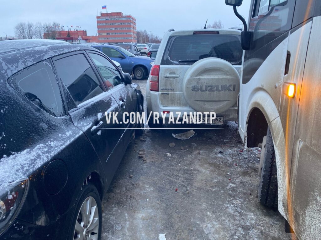 На парковке «Точинвеста» в Рязани маршрутка протаранила десяток автомобилей Судя по опубликованным снимкам, пострадали легковушки. Машины получили механические повреждения.