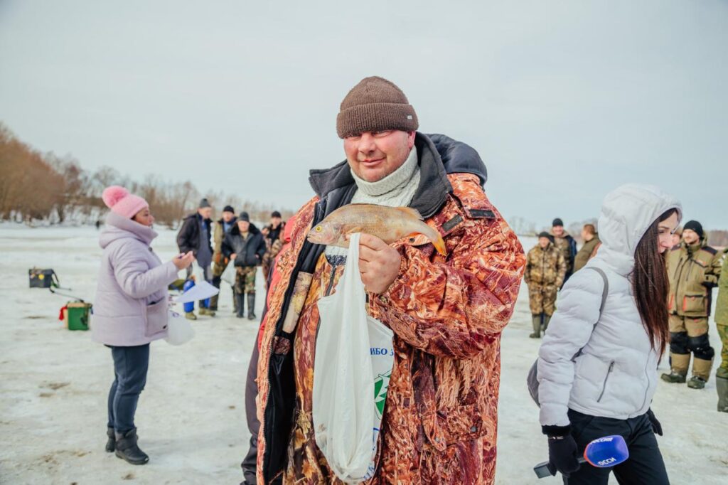 В Рязани прошли соревнования по подлëдной ловле рыбы В Рязани прошли соревнования по подлëдной ловле рыбы 29 февраля, в Рязани, на территории "Борковского затона", прошли соревнования по подлëдной ловле между командами ГК "Зелёный сад", Союза строителей Рязанской области и акционерного общества «Рязанский кирпичный завод».