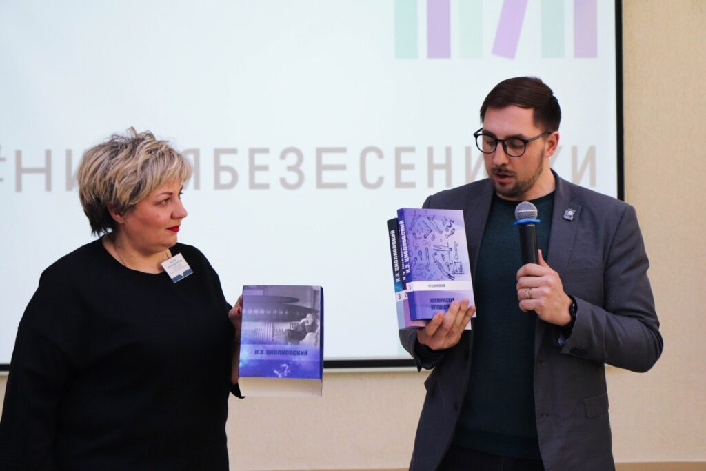 Рязанская библиотека имени С. А. Есенина представила свой фирменный стиль Рязанская библиотека имени С. А. Есенина представила свой фирменный стиль Разработала стиль молодой дизайнер Аксинья Петрова.