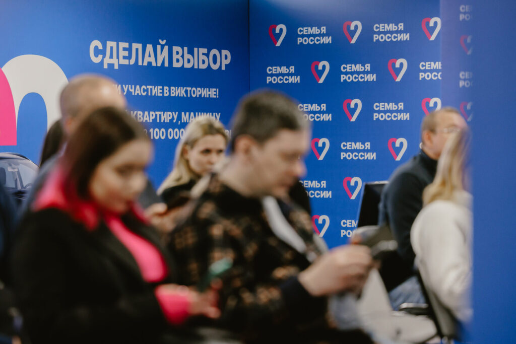 Как увеличить шансы на выигрыш квартиры в викторине «Семья России»? Как увеличить шансы на выигрыш квартиры в викторине «Семья России»? Чтобы принять участие в викторине, необходимо пройти регистрацию на сайте семья62, ответить на 4 вопроса, получить индивидуальный QR-код, который необходимо сохранить.