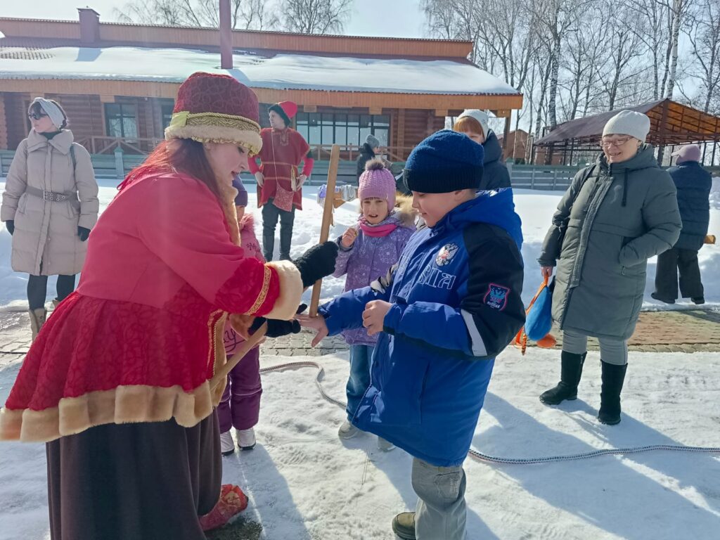 На родине Есенина жители с избирательных участков идут на масленичные гуляния