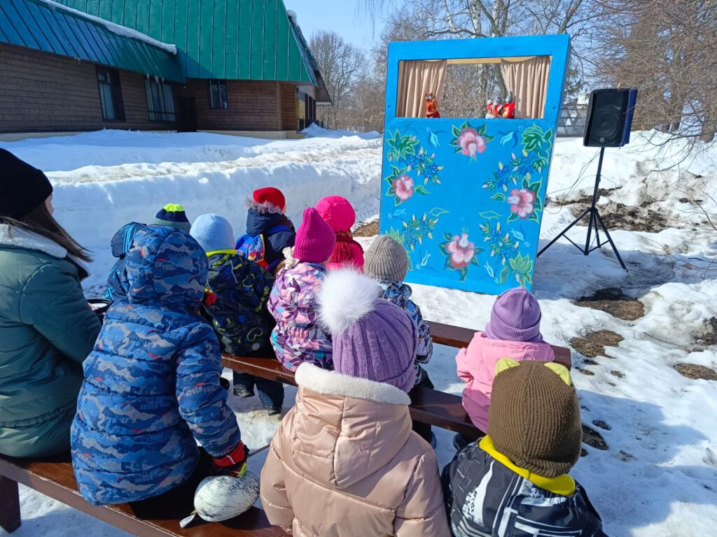 На родине Есенина жители с избирательных участков идут на масленичные гуляния