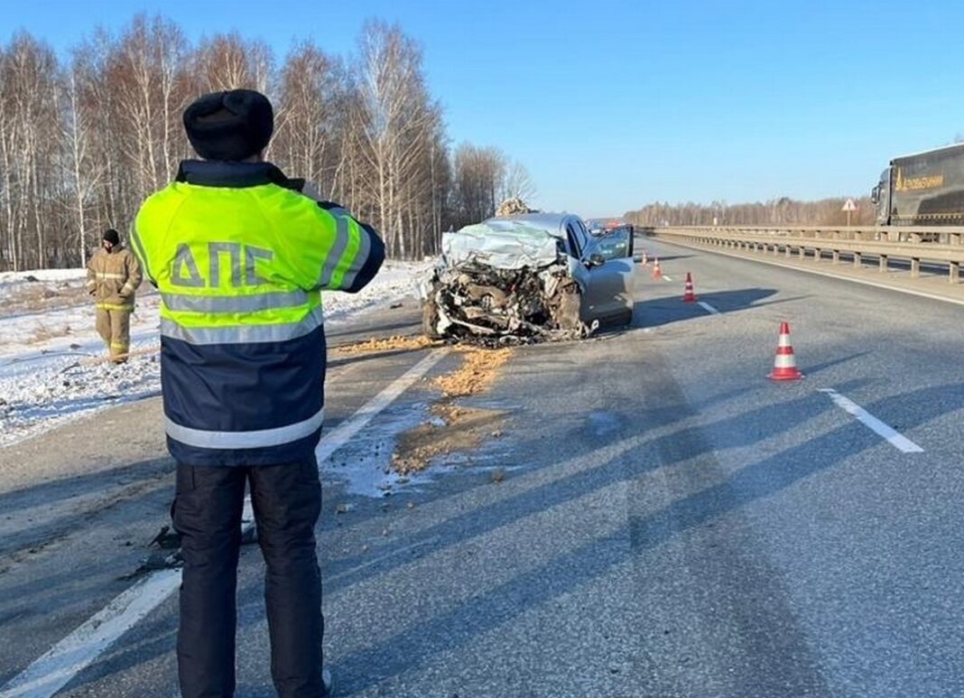 Два человека погибли, один пострадал в ДТП с грузовиком в Свердловской  области