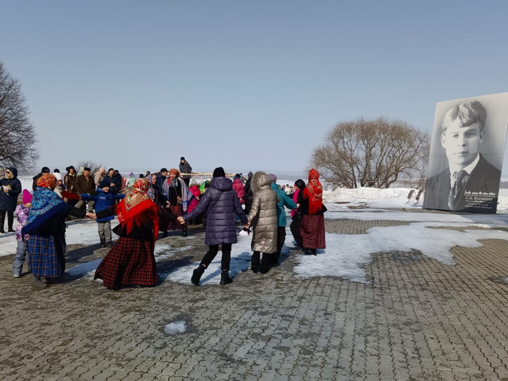 На родине Есенина жители с избирательных участков идут на масленичные гуляния