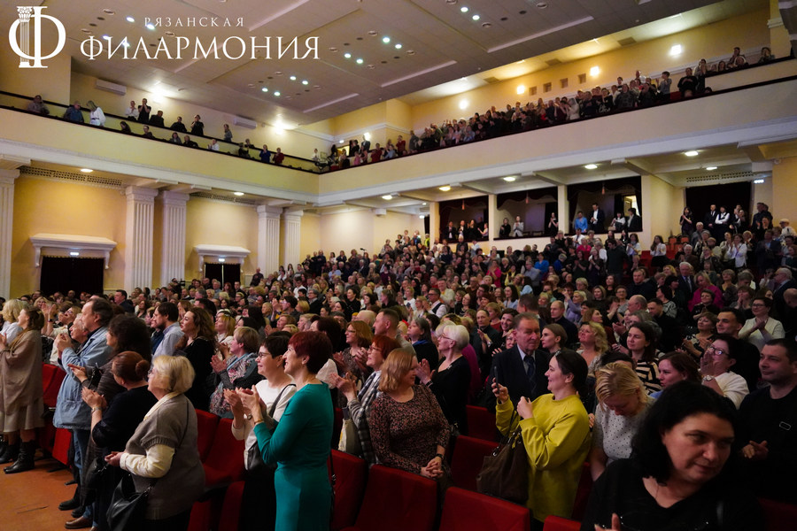 «Музыка – это мостик между духовным и материальным»: в Рязанской филармонии завершился фестиваль «Владимир Спиваков приглашает» «Музыка – это мостик между духовным и материальным»: в Рязанской филармонии завершился фестиваль «Владимир Спиваков приглашает» Под руководством известного маэстро Национальный филармонический оркестр России сыграл обширную и впечатляющую программу, приуроченную к 85-летиюфилармонии.