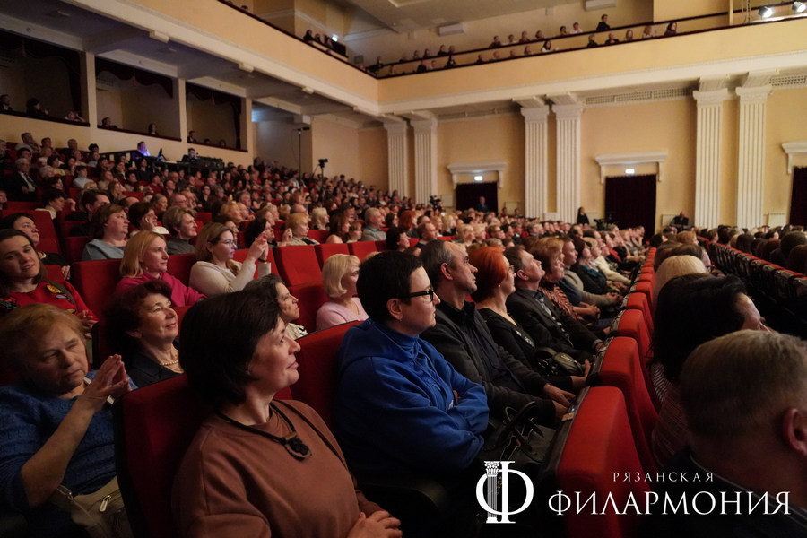 «Музыка – это мостик между духовным и материальным»: в Рязанской филармонии завершился фестиваль «Владимир Спиваков приглашает» «Музыка – это мостик между духовным и материальным»: в Рязанской филармонии завершился фестиваль «Владимир Спиваков приглашает» Под руководством известного маэстро Национальный филармонический оркестр России сыграл обширную и впечатляющую программу, приуроченную к 85-летиюфилармонии.