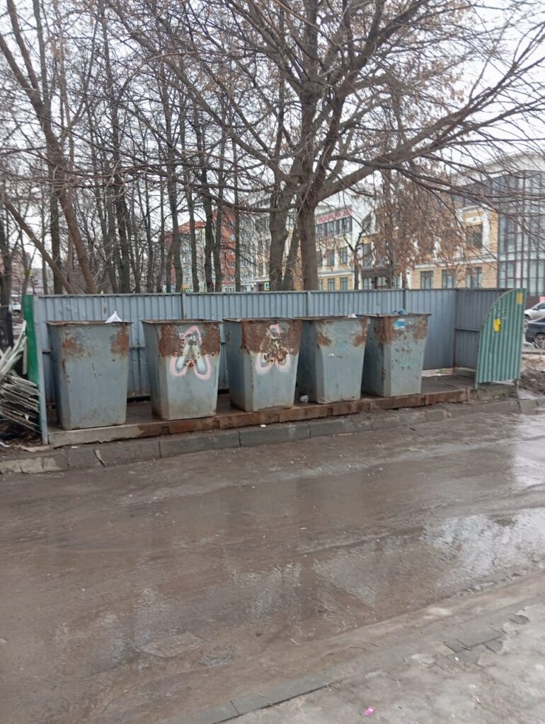 В сквере Победы на улице Кудрявцева устроили свалку