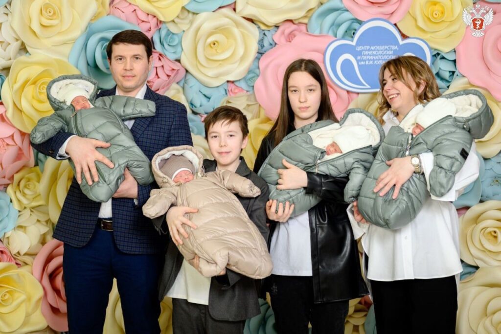 Россиянка родила четверню — трёх девочек и мальчика Россиянка родила четверню — трёх девочек и мальчика