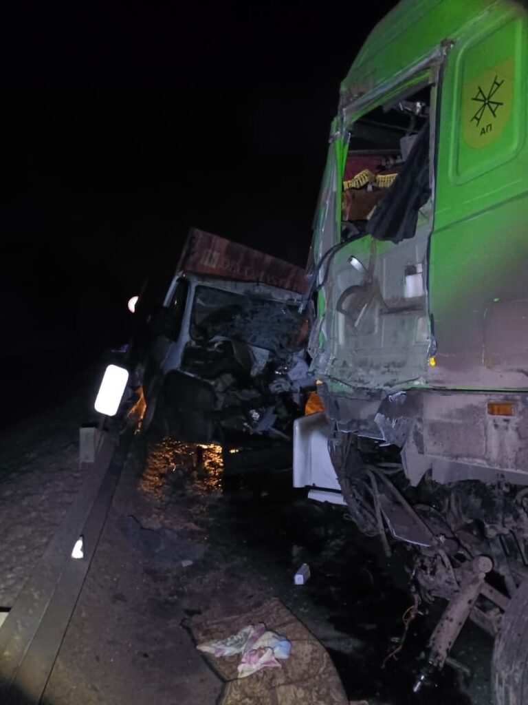ДТП с участием трёх грузовиков и фургона произошло в Рязанской области