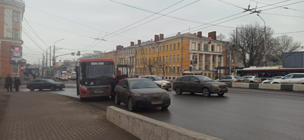 В центре Рязани переполненная маршрутка попала в ДТП Перед автобусом резко затормозил легковой автомобиль.