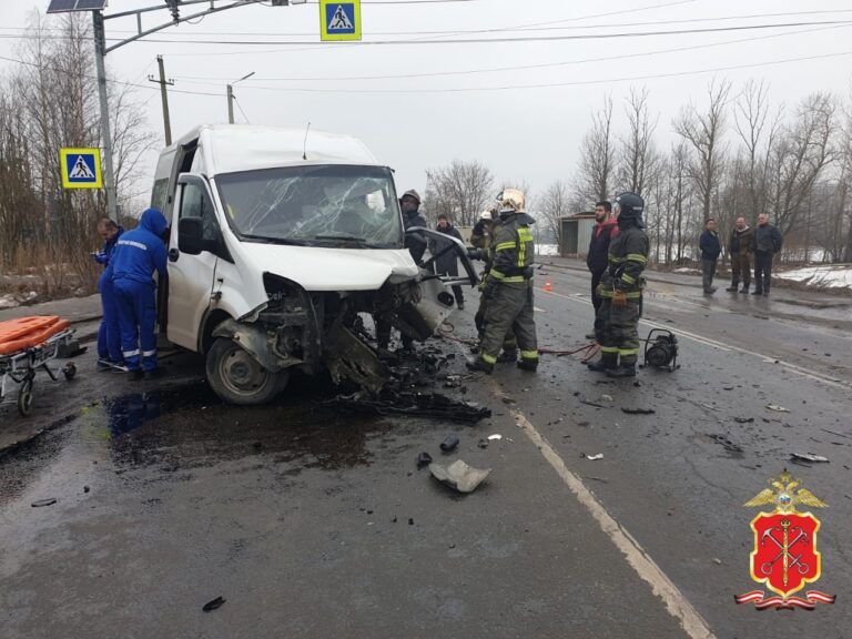 Пять человек пострадали в серьёзном ДТП в Ленобласти
