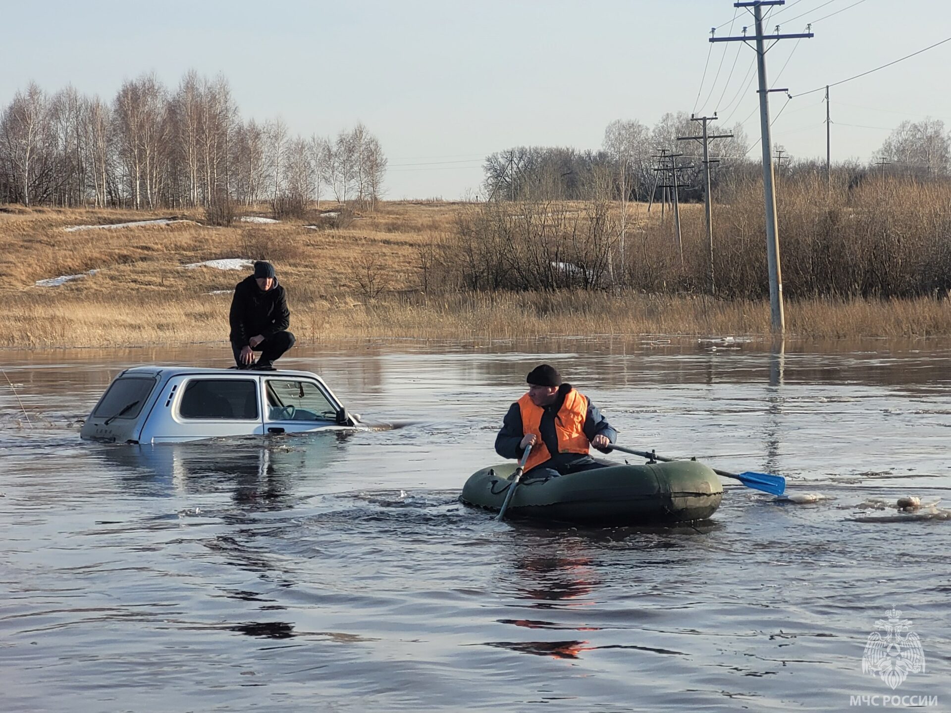 В Алтайском крае спасают водителей и пассажиров затопленных авто