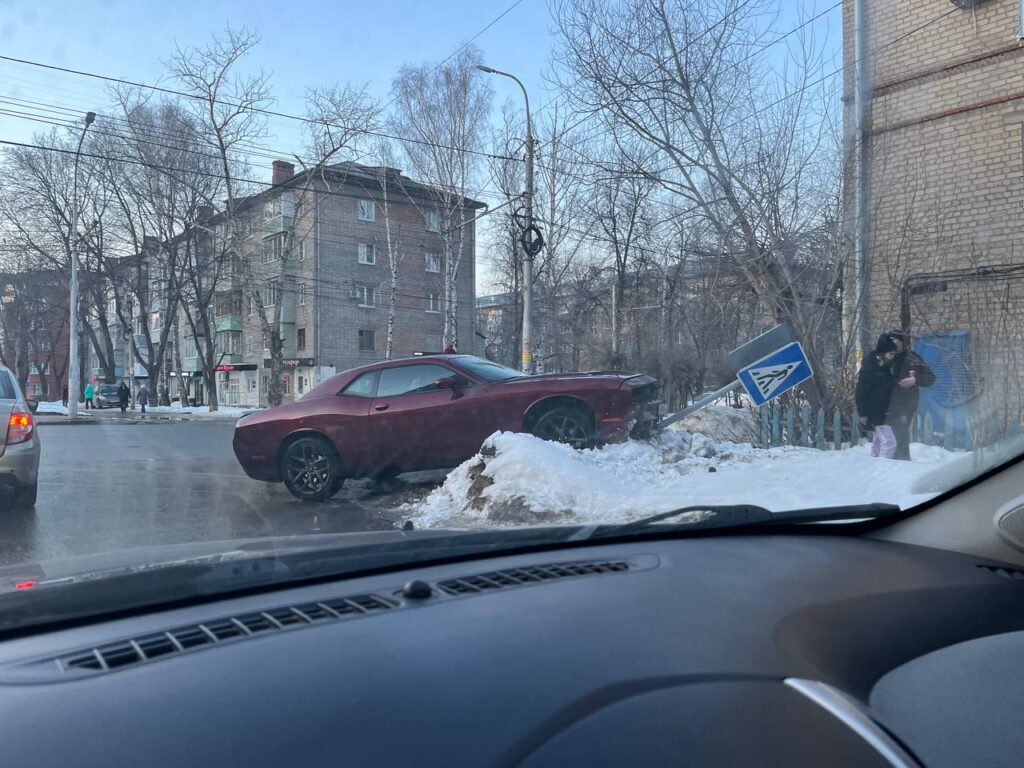 В Горроще легковушка вылетела на обочину и сбила дорожный знак Chevrolet Camaro попал в ДТП на улице Пушкина.