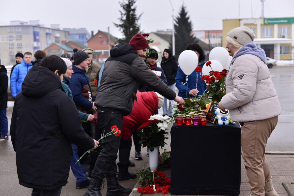 В Шилове люди пришли почтить память жертв теракта в «Крокусе»