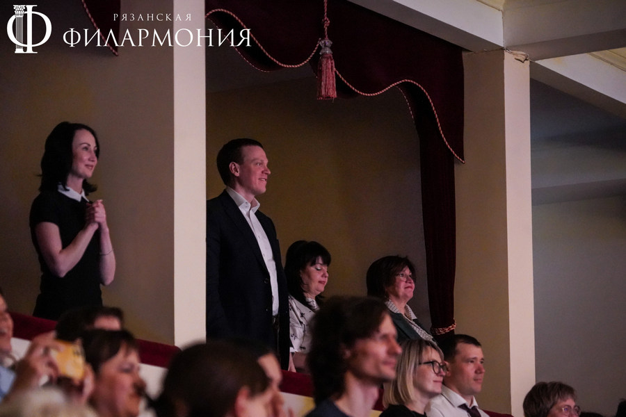 «Музыка – это мостик между духовным и материальным»: в Рязанской филармонии завершился фестиваль «Владимир Спиваков приглашает» «Музыка – это мостик между духовным и материальным»: в Рязанской филармонии завершился фестиваль «Владимир Спиваков приглашает» Под руководством известного маэстро Национальный филармонический оркестр России сыграл обширную и впечатляющую программу, приуроченную к 85-летиюфилармонии.