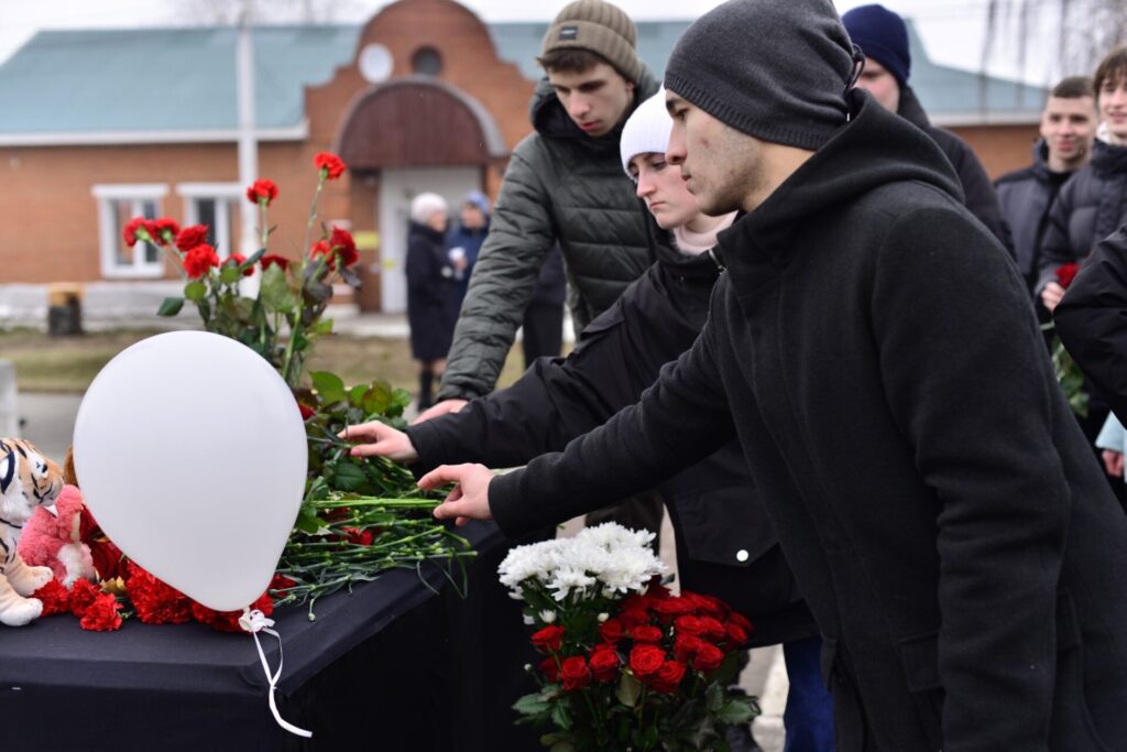 В Шилове люди пришли почтить память жертв теракта в «Крокусе»