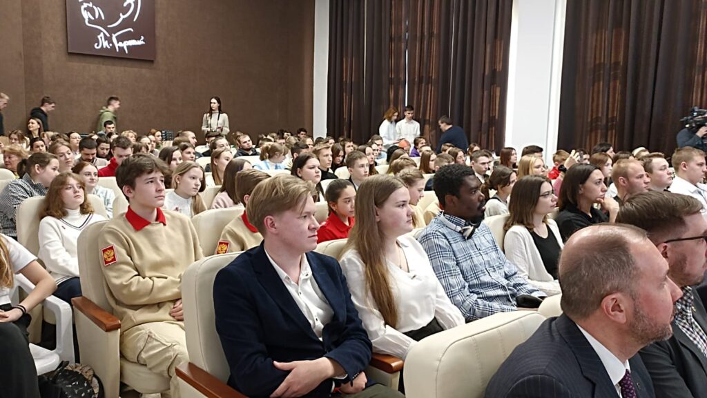 В Рязани прошла встреча с летчиком-космонавтом Сергеем Рязанским В Рязани прошла встреча с летчиком-космонавтом Сергеем Рязанским В ней приняли участие директор библиотеки имени Горького Наталья Гришина, ректор РИРО Андрей Кашаев и школьники Рязани.