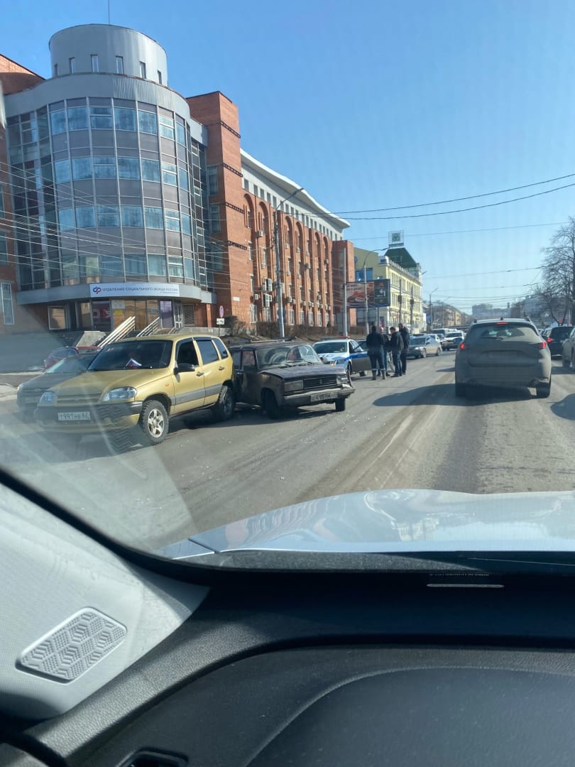 На Московском шоссе Рязани столкнулись две машины