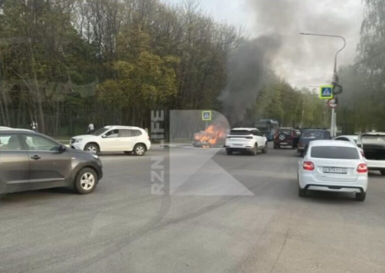 Люди не пострадали во время пожара в автомобиле на улице Спортивной в Рязани