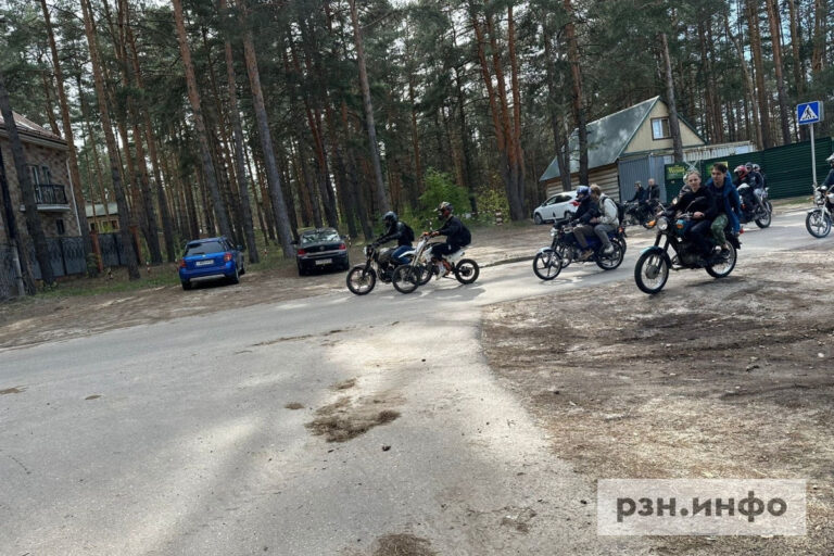 Очевидцы рассказали, что в Солотче мотоциклисты едва не сбили гуляющих прохожих