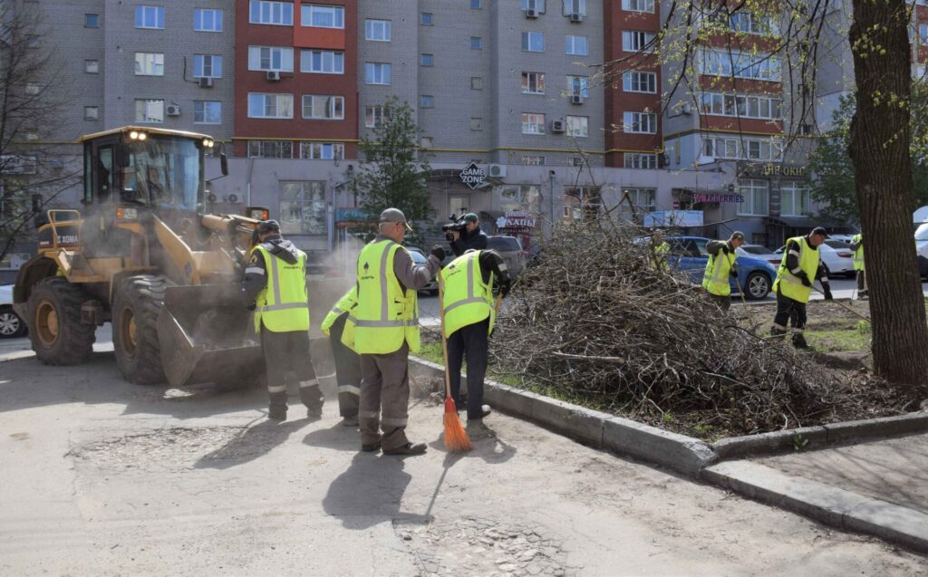 Работники РНПК приводят в порядок улицу Татарскую