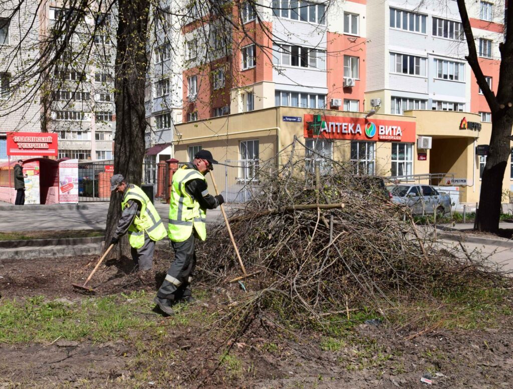 Работники РНПК приводят в порядок улицу Татарскую